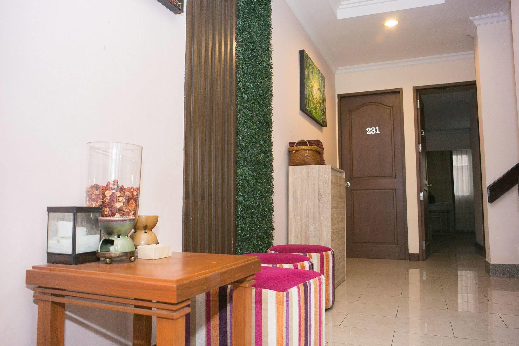 เซน รูม สีลม 12 Hotel กรุงเทพมหานคร ภายนอก รูปภาพ
